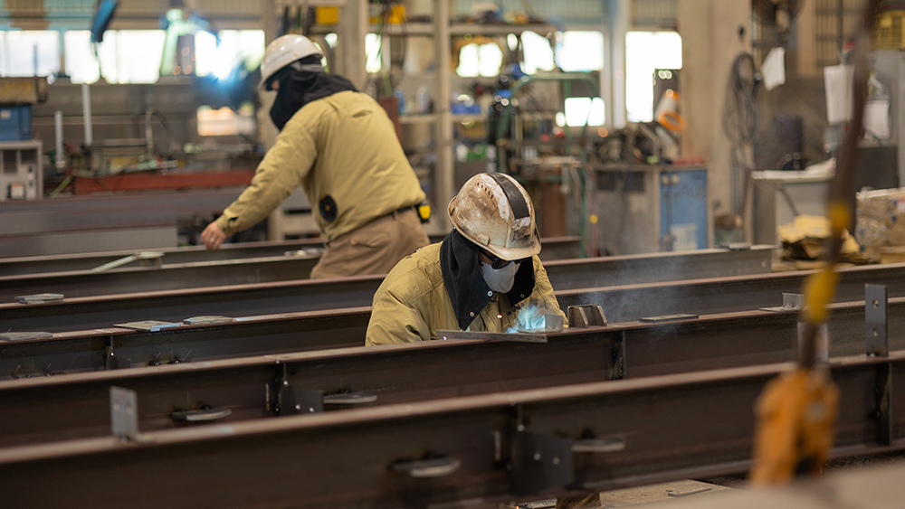 広い工場スペースを活かした効率的な作業体制